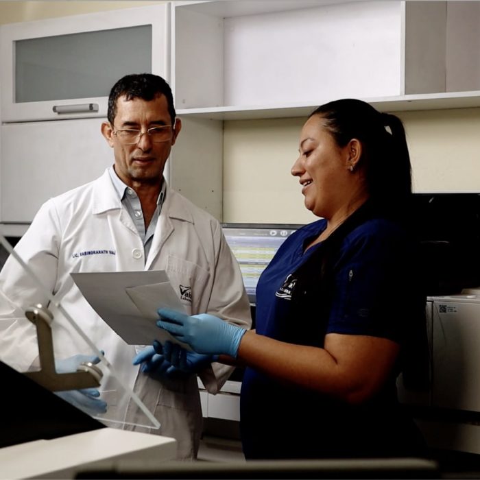 Trabajamos con tecnología de clase mundial, reactivos con certificaciones internacionales y procesos analíticos estandarizados que fortalecen la precisión y confiabilidad de cada resultado. Nuestros servicios son supervisados por profesionales, entre ellos Químicos Biólogos e Ingenieros Químicos con amplia experiencia, quienes respaldan cada proceso mediante supervisión profesional, actualización constante y un firme compromiso con la calidad.
